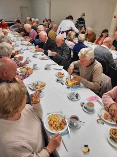 Senioren ontbijten aan tafel