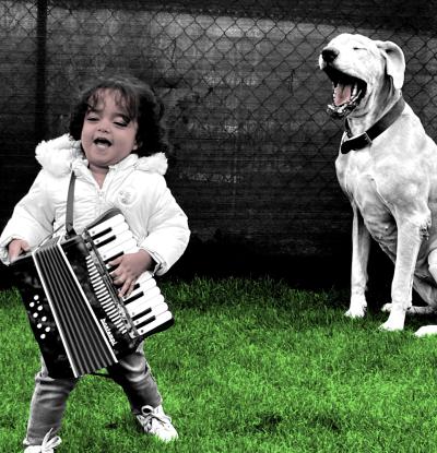 Zingend kind met hond